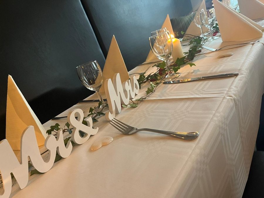 Festlich gedeckte Hochzeitstafel