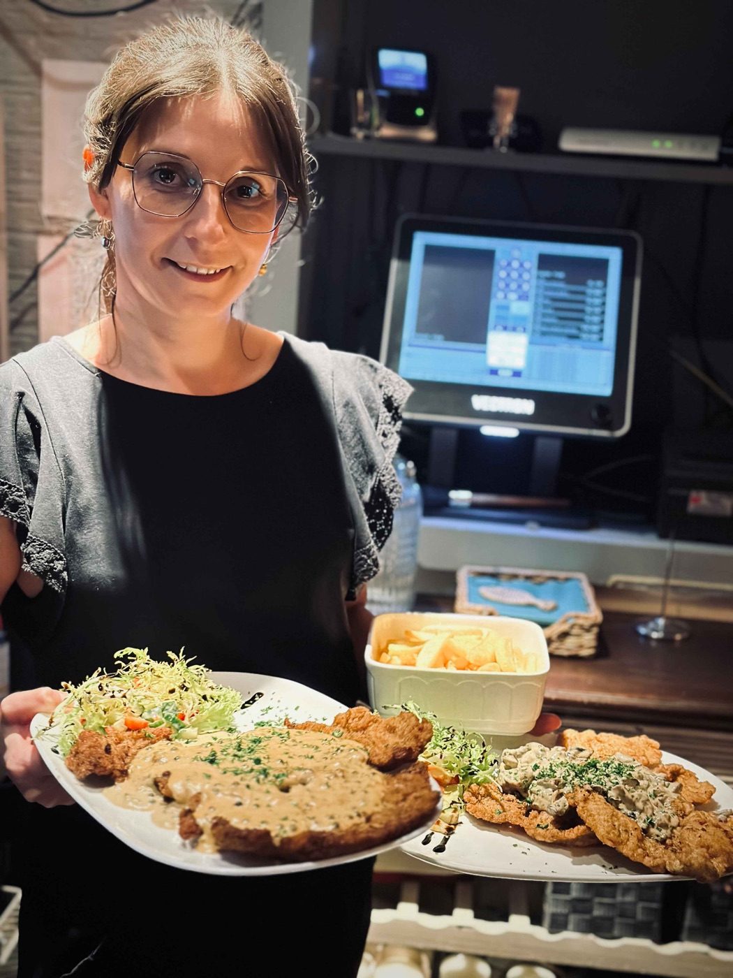 Servicekraft mit Schnitzelplatten