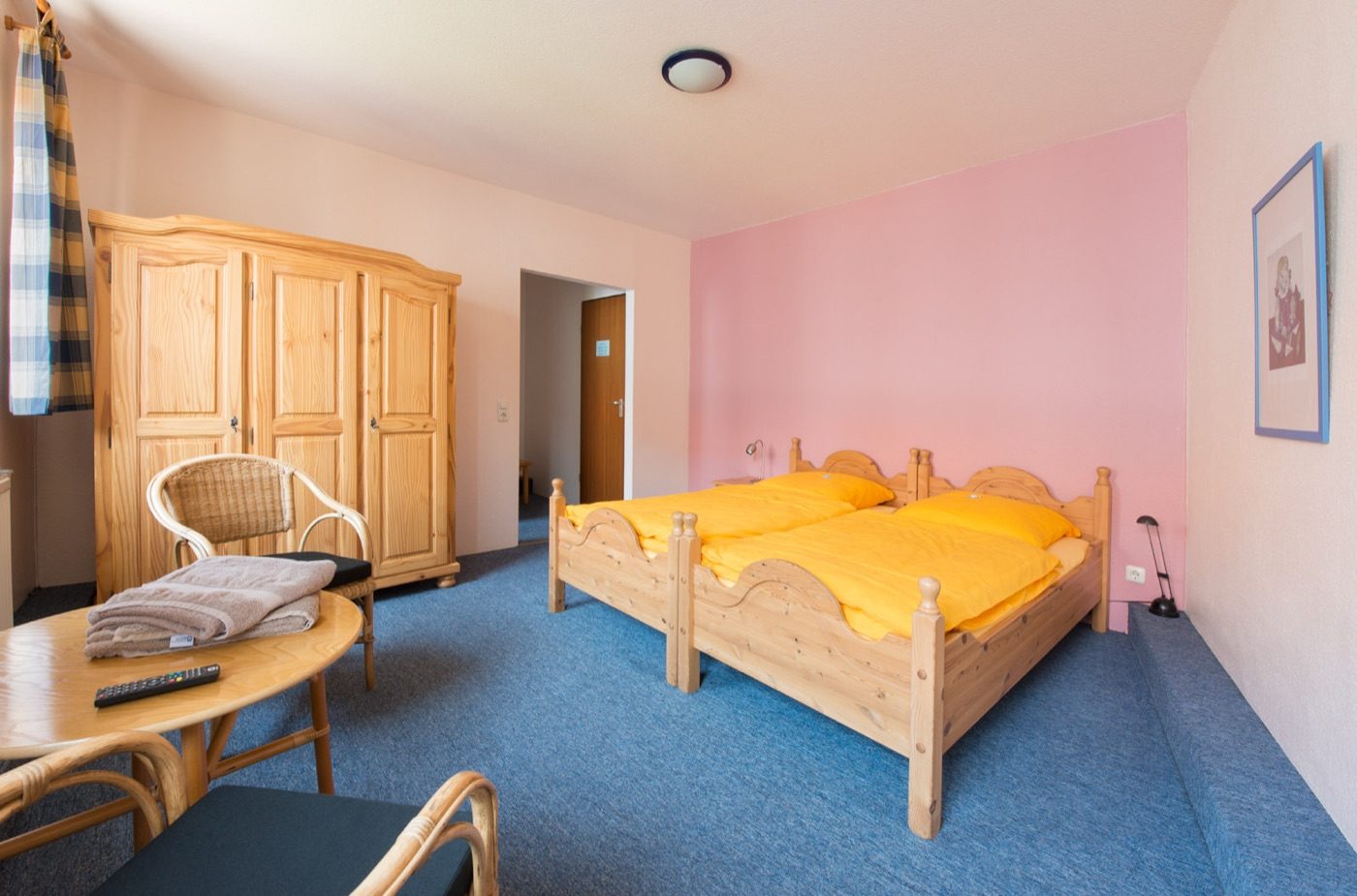 Doppelzimmer mit Sitzecke und Kleiderschrank
