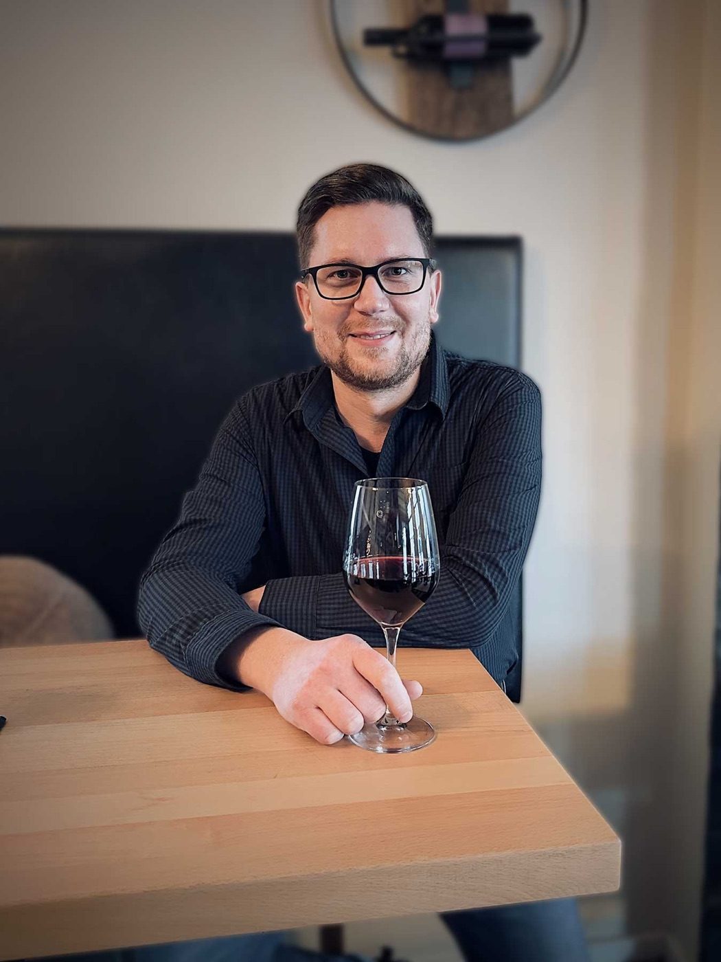 Inhaber Konstantin Sill mit einem Glas Rotwein